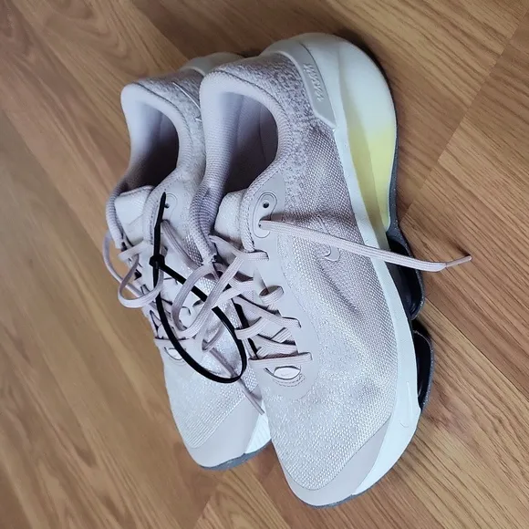 NEW Nike Versair Women's Workout Shoes Size 8