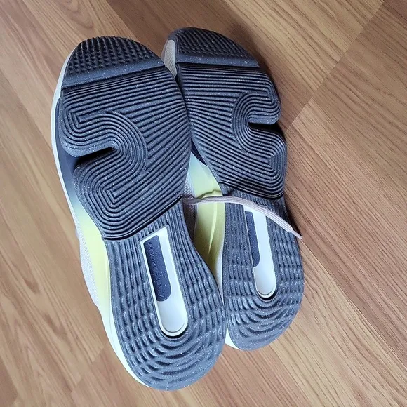 NEW Nike Versair Women's Workout Shoes Size 8
