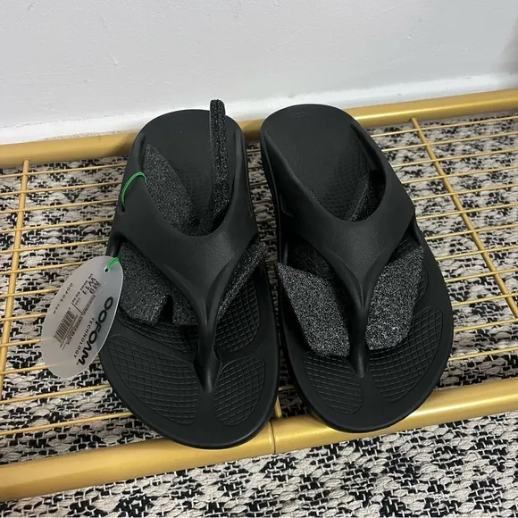 New Oofos Ooriginal Sandals in Black Size 9 Men’s