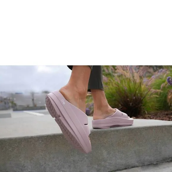 NEW OOFOS women's oomega ooahh sandal in stardust