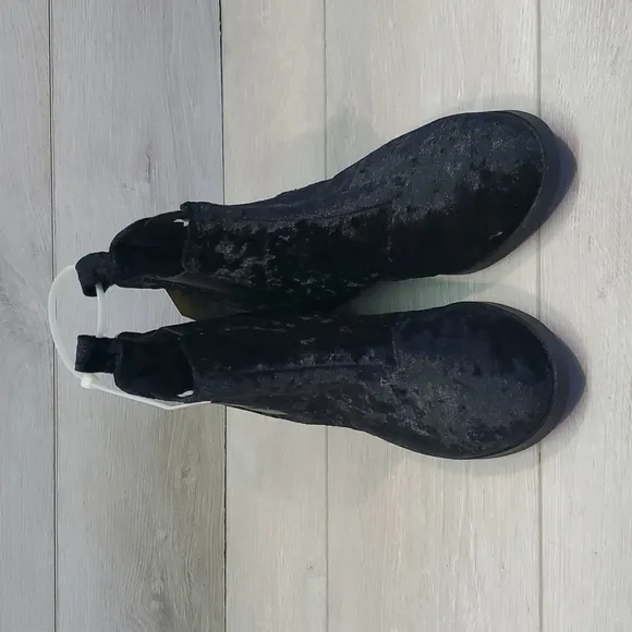 NEW TOMS Ella Ankle Velvet Boots Comfort shoes sz 6