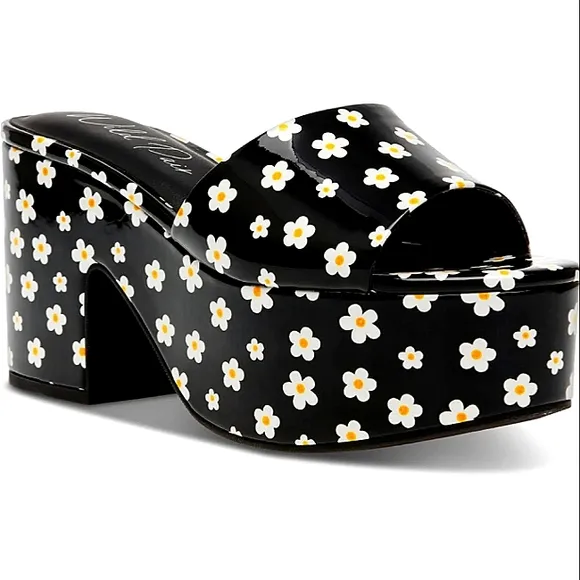 New w/o Box Wild Pair Melborne Faux Patent Leather Daisy Print Wedge Sandal Sz.8