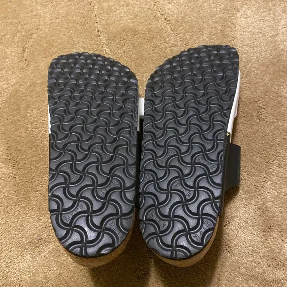 New Women’s Birkenstock Arizona Birko-flor Black/White Two-Strap Sandals! 🔥🔥🔥