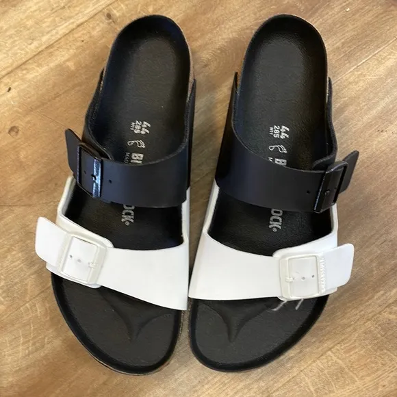 New Women’s Birkenstock Arizona Birko-flor Black/White Two-Strap Sandals! 🔥🔥🔥