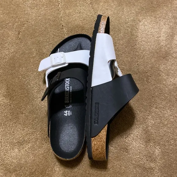 New Women’s Birkenstock Arizona Birko-flor Black/White Two-Strap Sandals! 🔥🔥🔥