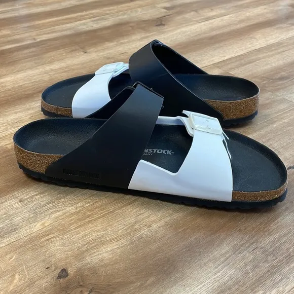 New Women’s Birkenstock Arizona Birko-flor Black/White Two-Strap Sandals! 🔥🔥🔥