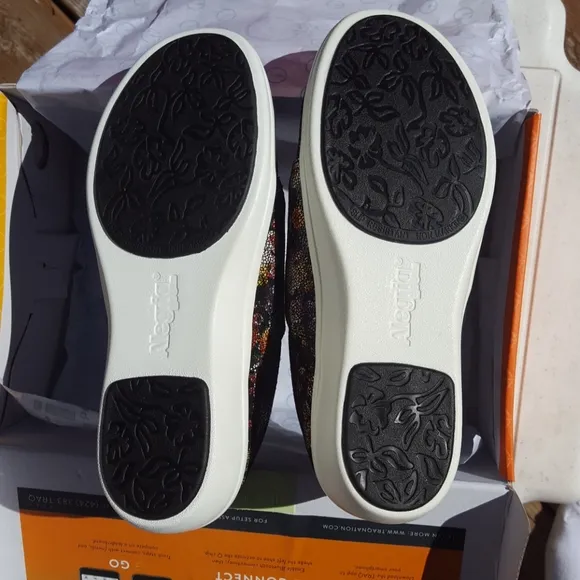 NIB Traq by Algeria black floral shoes size 36