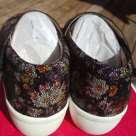 NIB Traq by Algeria black floral shoes size 36