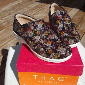 NIB Traq by Algeria black floral shoes size 36