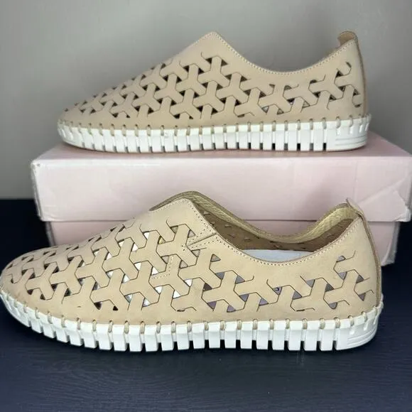 NIB womans eric michael Inez slip on leather flat leather shoe size 39 (8-8.5)