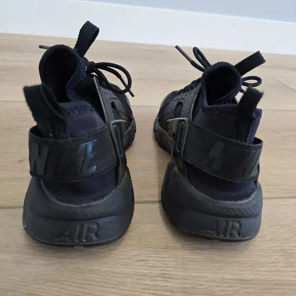 Nike Air Haurache Youth Size US 4.5Y Black Sneakers Shoes Athletic Comfort