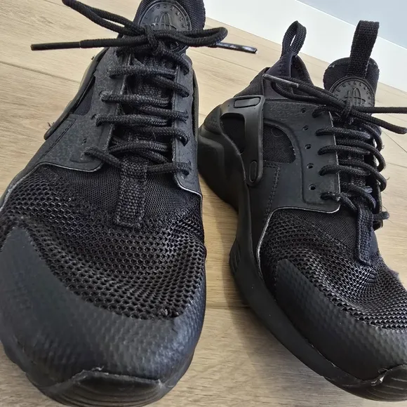 Nike Air Haurache Youth Size US 4.5Y Black Sneakers Shoes Athletic Comfort