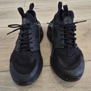 Nike Air Haurache Youth Size US 4.5Y Black Sneakers Shoes Athletic Comfort
