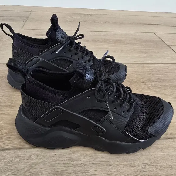 Nike Air Haurache Youth Size US 4.5Y Black Sneakers Shoes Athletic Comfort