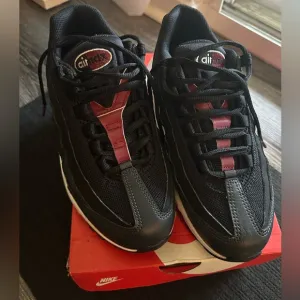 Nike Air Max Big Kids Black and Red Shoes- Size 6Y