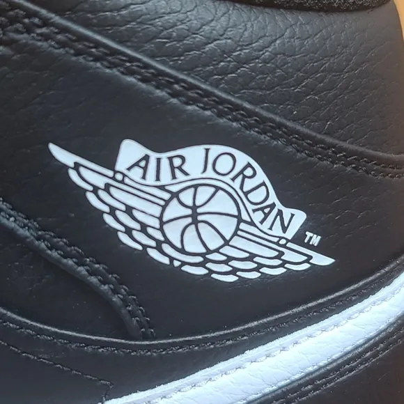 Nike Men's Black and White Athletic Shoes