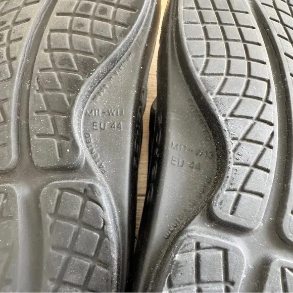 Oofos Black Thong Recovery Sandals Size 11