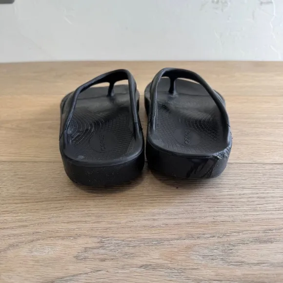 Oofos Black Thong Recovery Sandals Size 11