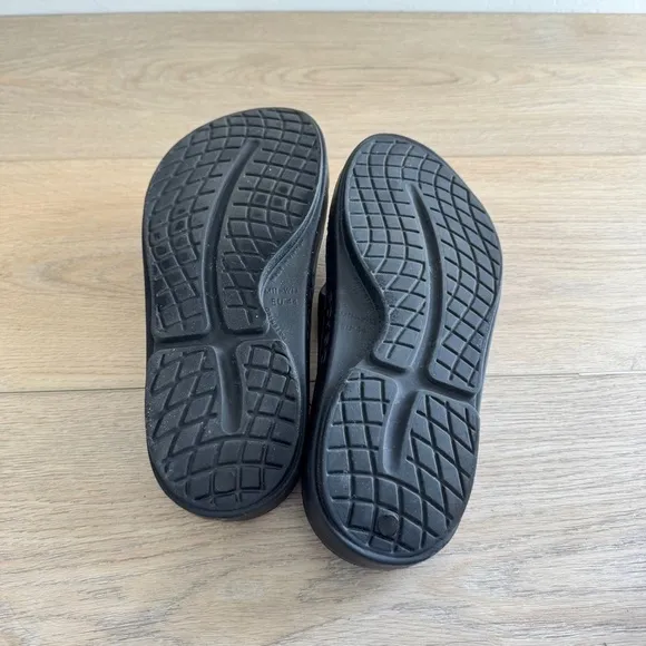 Oofos Black Thong Recovery Sandals Size 11
