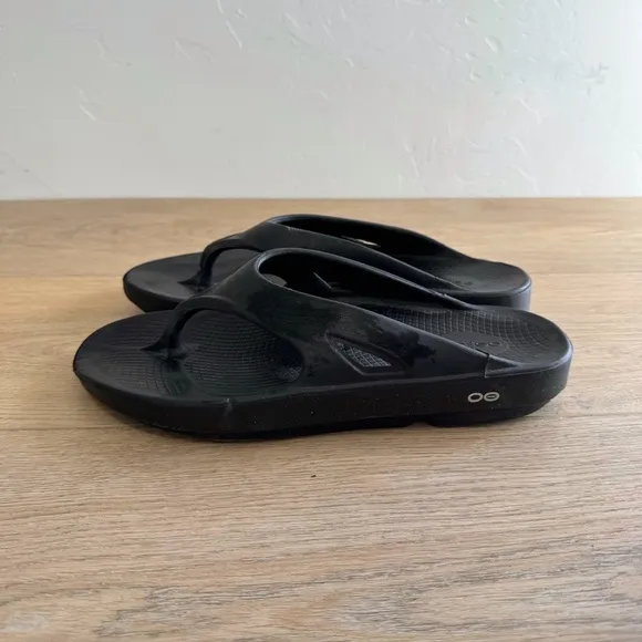 Oofos Black Thong Recovery Sandals Size 11