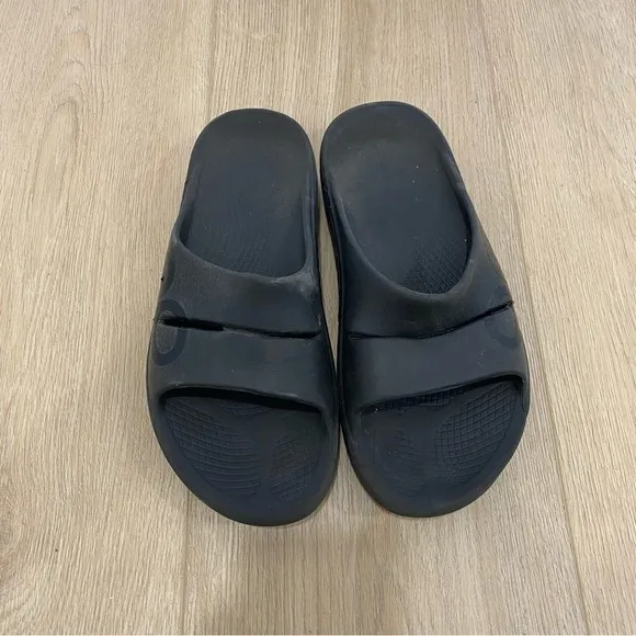 Oofos Men’s Slides Recovery Athletic Sandals in  Black