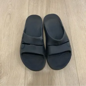 Oofos Men’s Slides Recovery Athletic Sandals in  Black