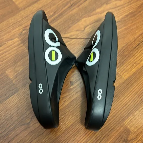 OOFOS OOAH Recovery Sandals Black NWOT Mens Sz 7/Womens Sz 9