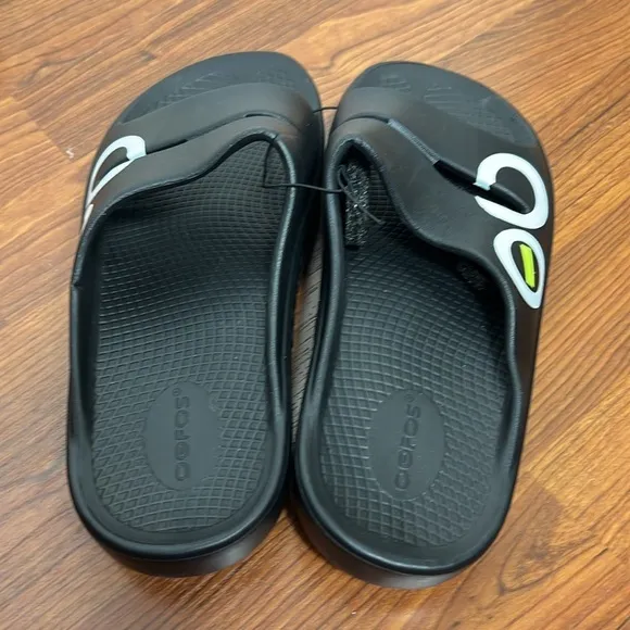 OOFOS OOAH Recovery Sandals Black NWOT Mens Sz 7/Womens Sz 9