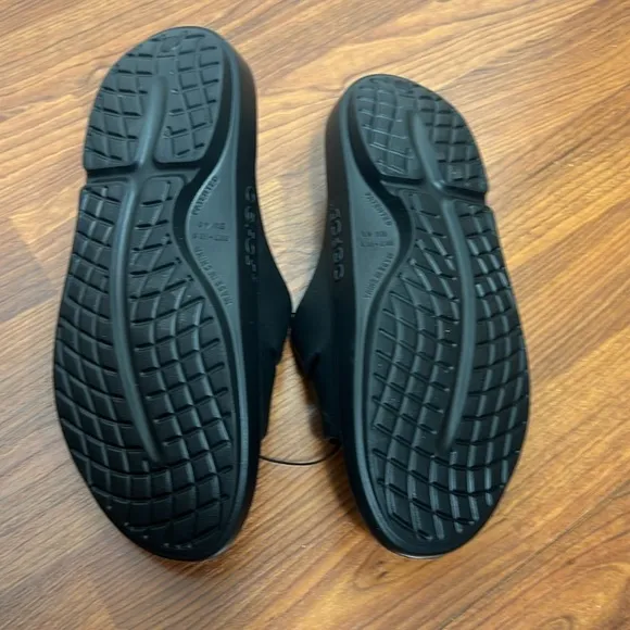 OOFOS OOAH Recovery Sandals Black NWOT Mens Sz 7/Womens Sz 9