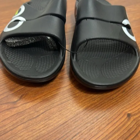 OOFOS OOAH Recovery Sandals Black NWOT Mens Sz 7/Womens Sz 9