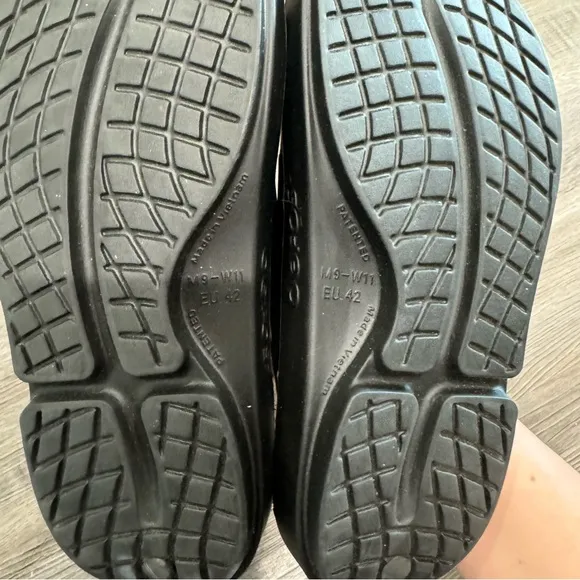 OOFOS OOahh Black Recovery Slide Sandals