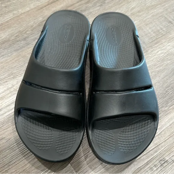 OOFOS OOahh Black Recovery Slide Sandals