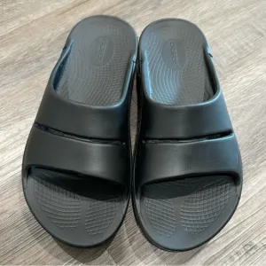 OOFOS OOahh Black Recovery Slide Sandals