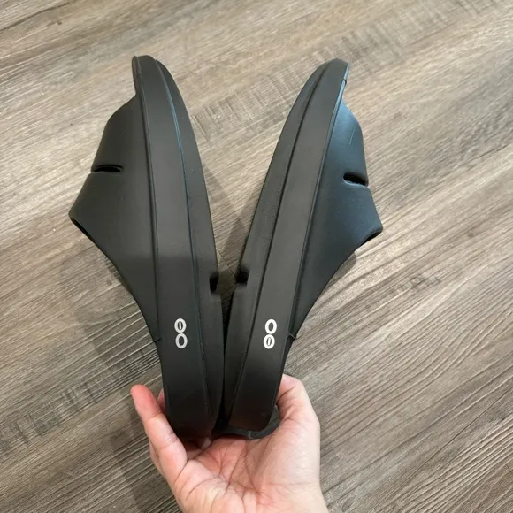 OOFOS OOahh Black Recovery Slide Sandals