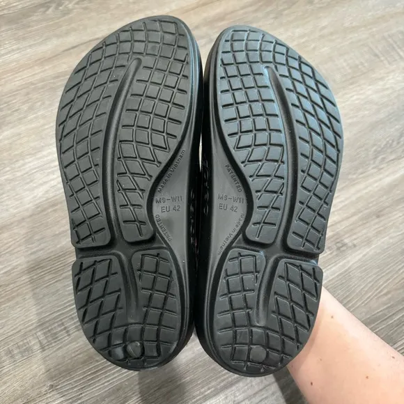 OOFOS OOahh Black Recovery Slide Sandals
