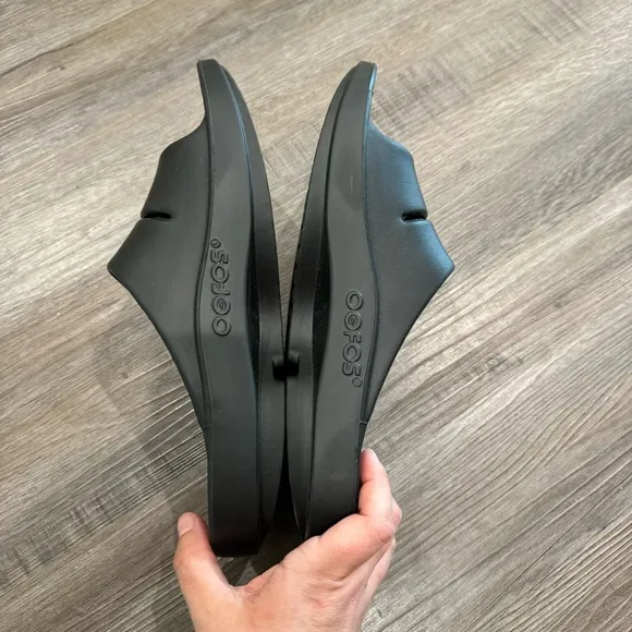 OOFOS OOahh Black Recovery Slide Sandals
