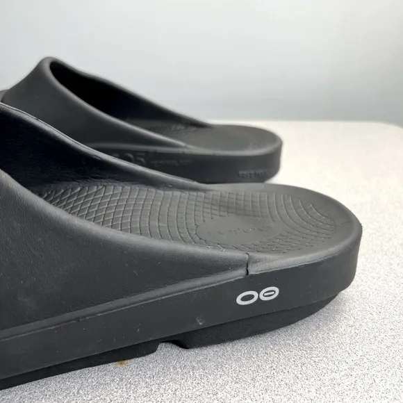 OOFOS OOahh Black Slide Recovery Sandals Unisex