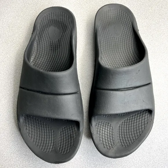 OOFOS OOahh Black Slide Recovery Sandals Unisex