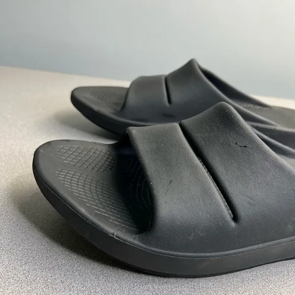 OOFOS OOahh Black Slide Recovery Sandals Unisex