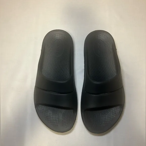 OOFOS Ooahh Recovery Slip On Black Waterproof Sandals Size 8W, 6M