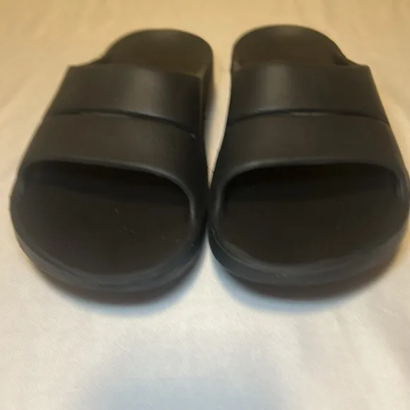 OOFOS Ooahh Recovery Slip On Black Waterproof Sandals Size 8W, 6M