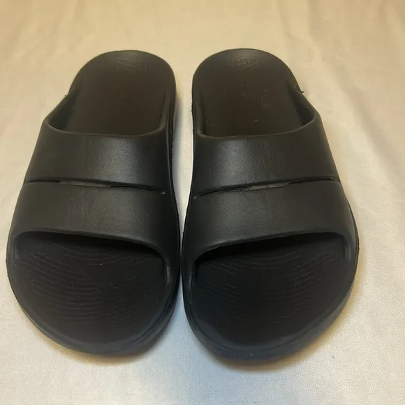 OOFOS Ooahh Recovery Slip On Black Waterproof Sandals Size 8W, 6M