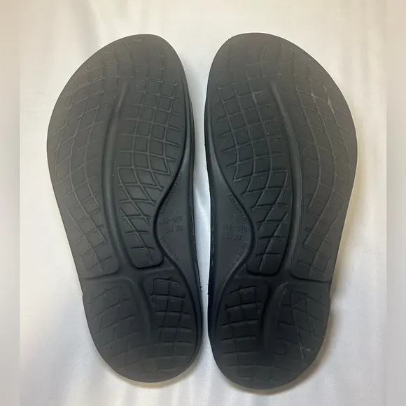 OOFOS Ooahh Recovery Slip On Black Waterproof Sandals Size 8W, 6M