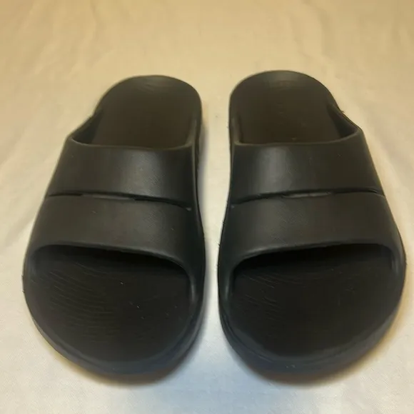 OOFOS Ooahh Recovery Slip On Black Waterproof Sandals Size 8W, 6M