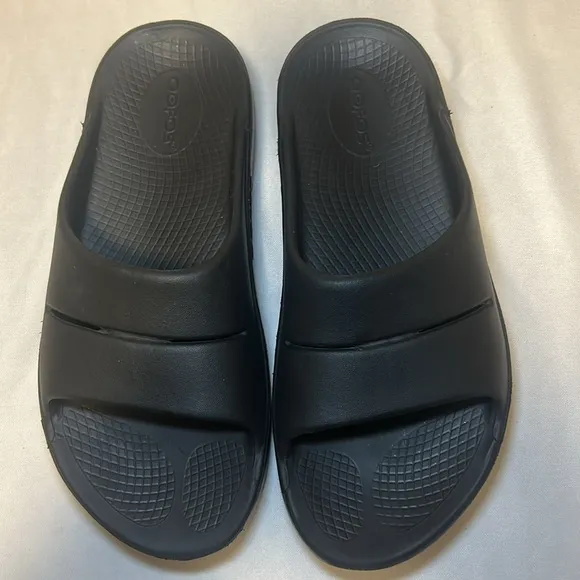 OOFOS Ooahh Recovery Slip On Black Waterproof Sandals Size 8W, 6M