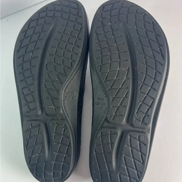 OOFOS OOLALA LUXE SANDALS size 10Iridescent black flipflops comfort Summer