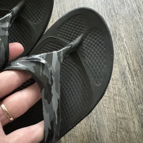 Oofos Oolala Recovery Sandals Metallic Camo Size 11