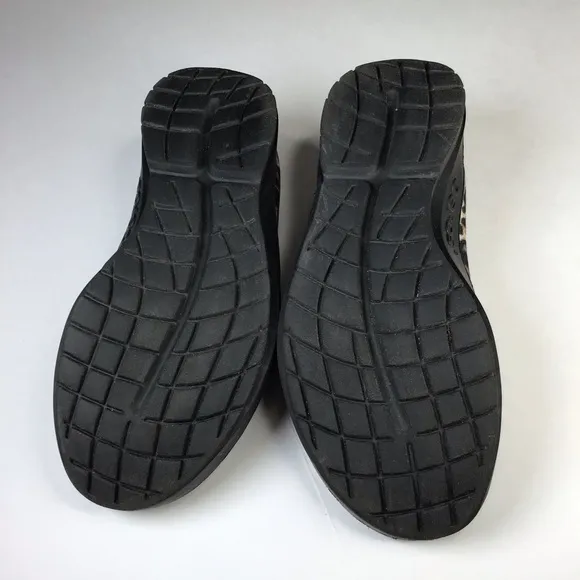 Oofos OOmg EeZee LTD Low Shoes in Cheetah Size 11.