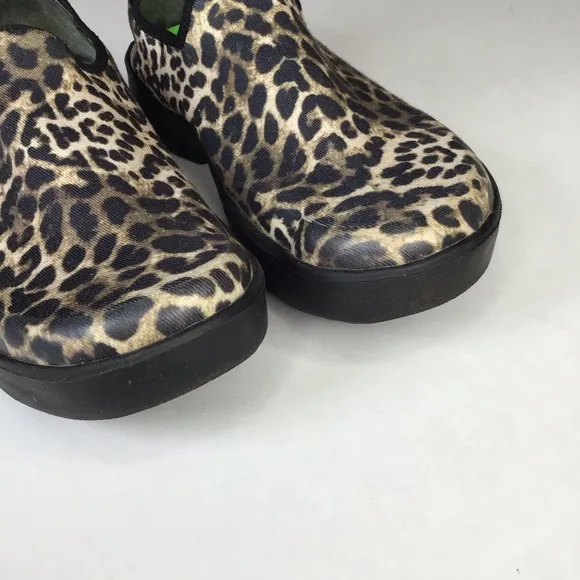 Oofos OOmg EeZee LTD Low Shoes in Cheetah Size 11.