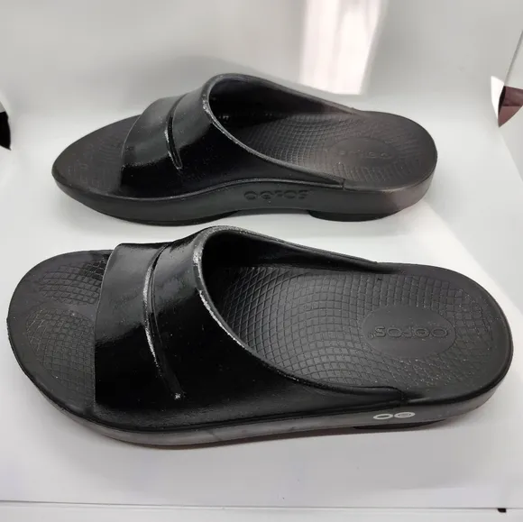 OOFOS Recovery Comfort slip on sandals women sz 8 Men sz 6